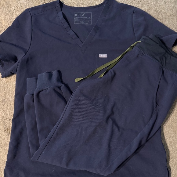 Figs Quiet Navy Catarina One Pocket Scrub Top - Picture 1 of 1